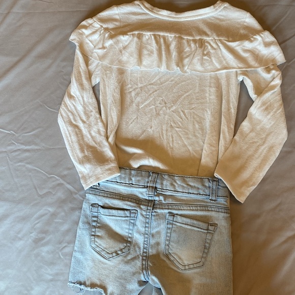 Cat & Jack size 4-5 and 5T bundle. Good condition. Shirt is 5T, shorts are 4-5. - Picture 3 of 11